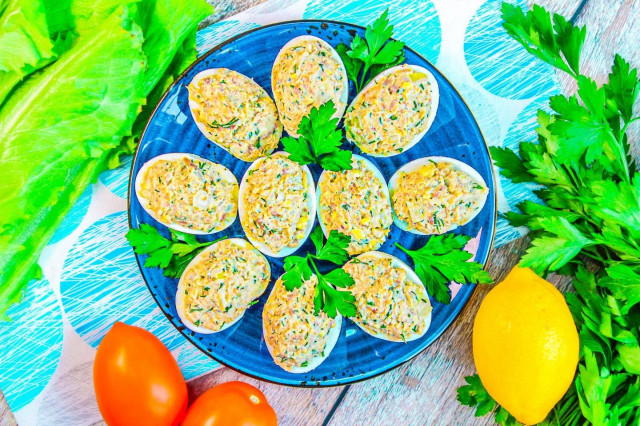 Изысканные яйца с рыбными консервами – простой рецепт для любого стола