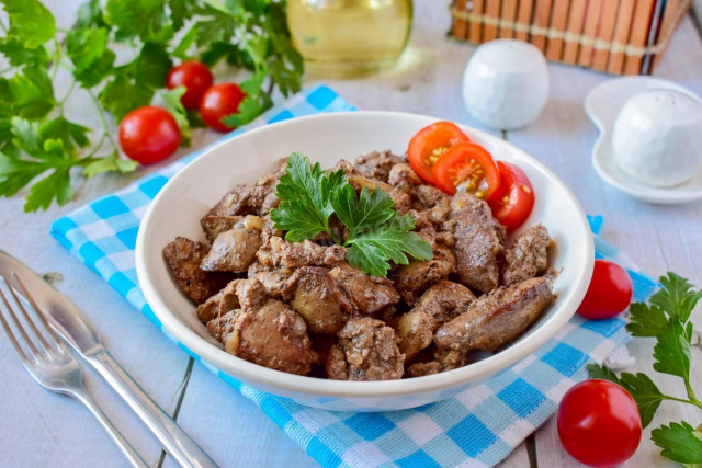 Аппетитная куриная печень с ароматным луком на сковороде