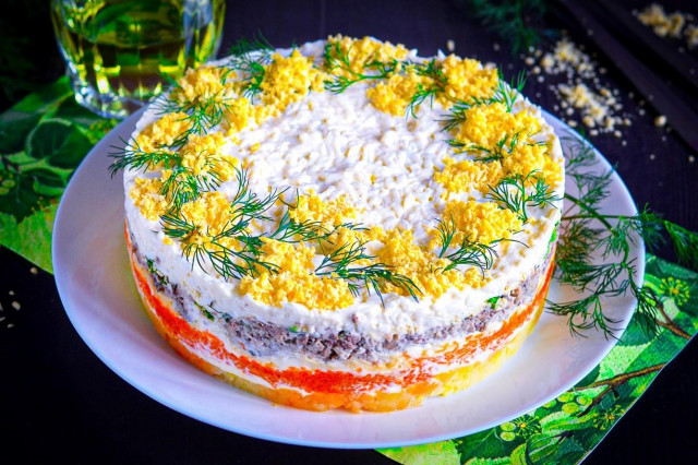 Изысканный салат Мимоза с консервированной рыбой и картофелем — классика на вашем столе