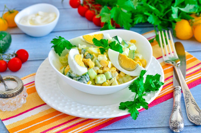 Легкий и свежий салат с огурцами, яйцами и кукурузой