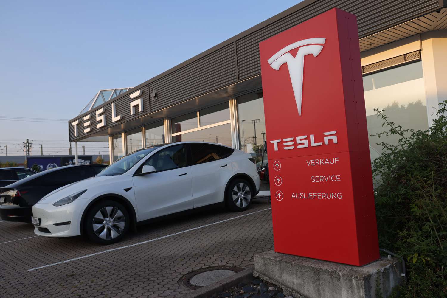 Tesla Memimpin Lonjakan Pasar dan Kembali ke Klub Valuasi Triliun Dolar