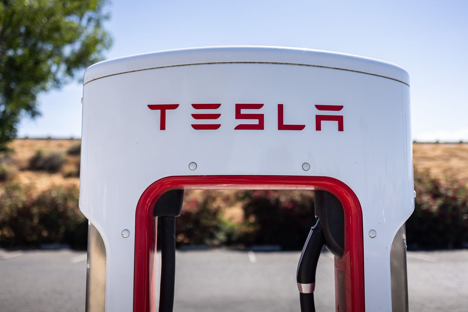 Tesla Aksiyalari O'sishda: Ba'zi Ekspertlar Ogohlantirmoqda