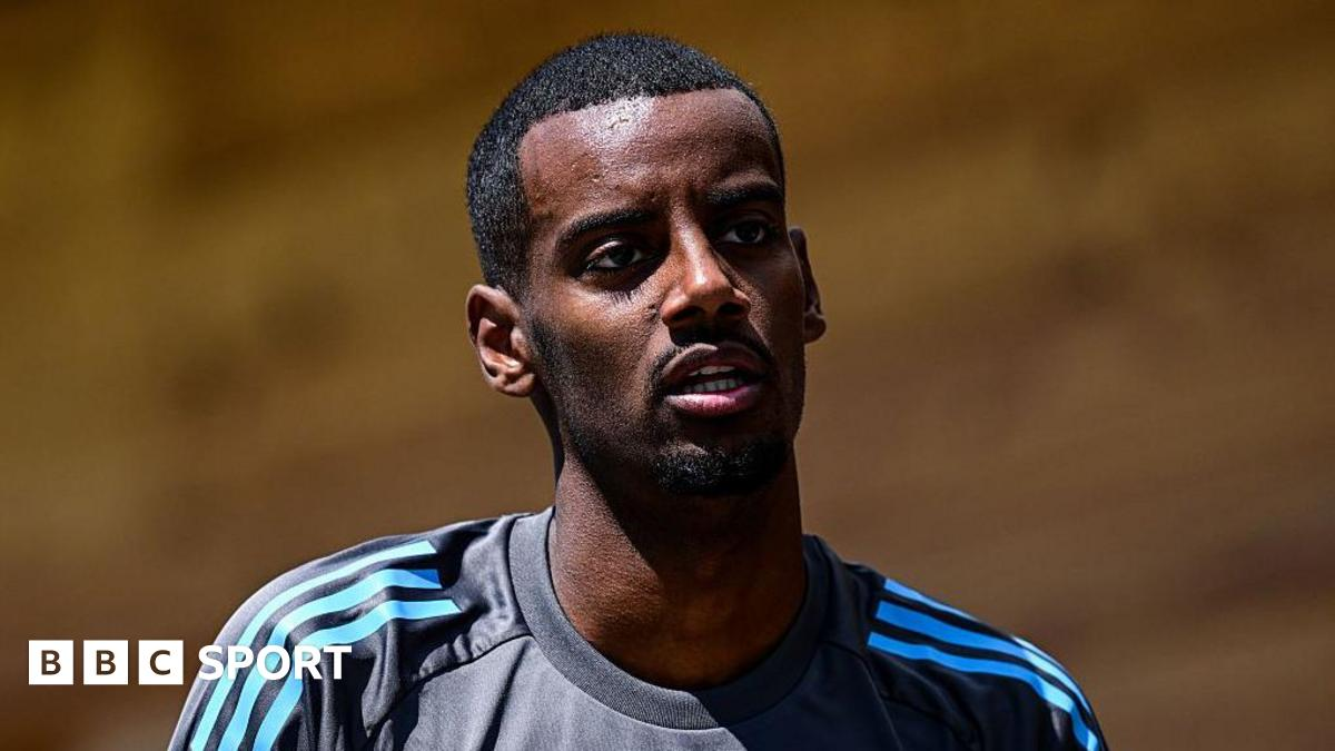 Alexander Isak: Newcastle United forward trains at former club Real Sociedad