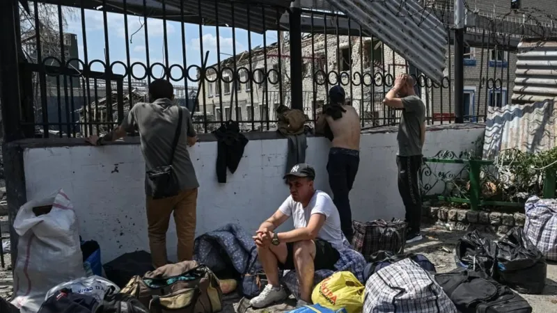 Russian Air Strikes Kill 25 in Ukraine, Targeting Prison and Hospital