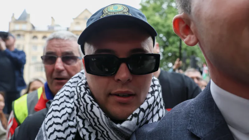 Лиам Ог О Ханнади: рэпер Kneecap предстал в суде по обвинению в терроризме