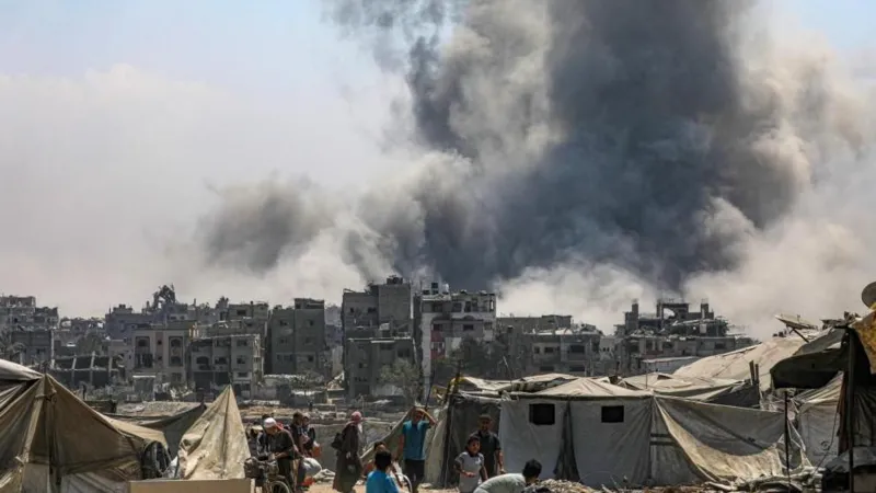 EPA Palestinians flee as smoke is seen billowing over Gaza City following an Israeli air strike. Photo: 30 August 2025