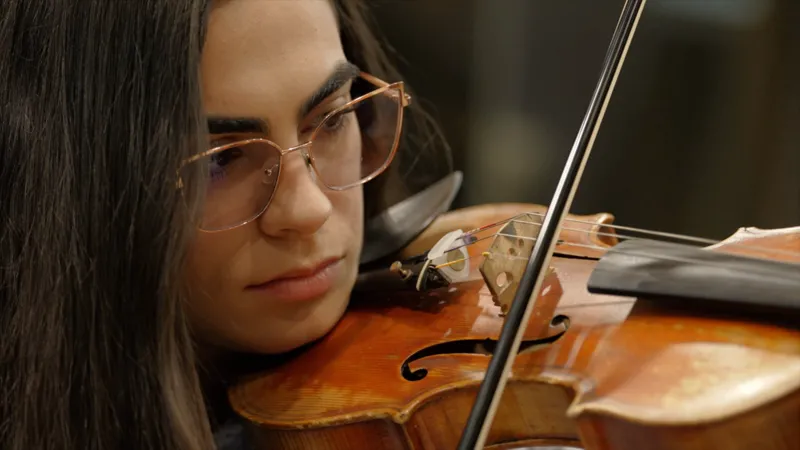 Pathrycia Mendonça plays the violin