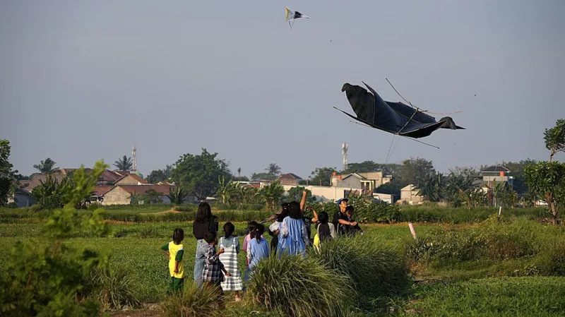 Indonesia: Kite-Flying Puts Planes at Risk Near Jakarta Airport