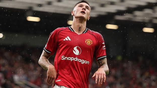 Manchester Yunayted 3:2 Burnliyni mag‘lub etdi: Muhim g‘alaba, ammo Ruben Amorim uchun darvozabon muammolari davom etmoqda