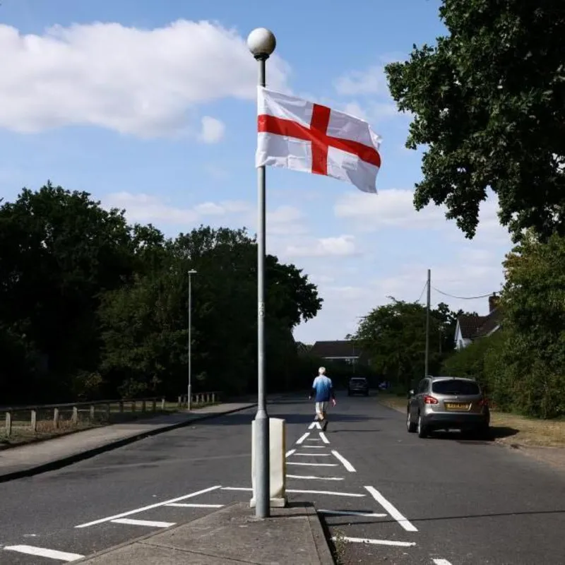 Pertanyaan tentang bendera St George dan Union Jack yang menghiasi jalanan Inggris