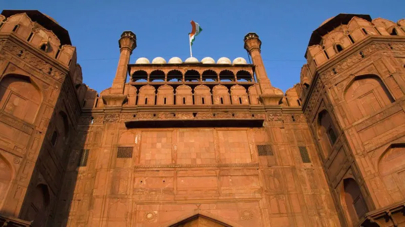 Загрязнение воздуха: токсичный смог Дели образует «черные корки» на Красном форте — исследование