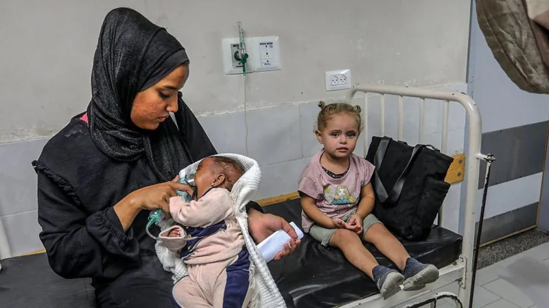 Десять тяжело больных детей доставлены из Газы в Великобританию для лечения