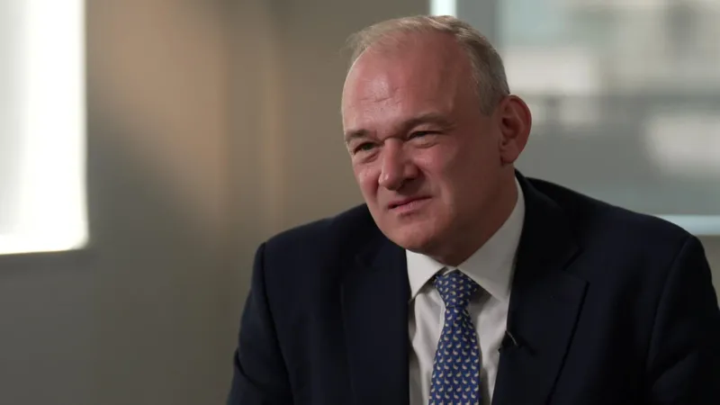 Лидер Либеральных демократов обвиняет Трампа в решении AstraZeneca