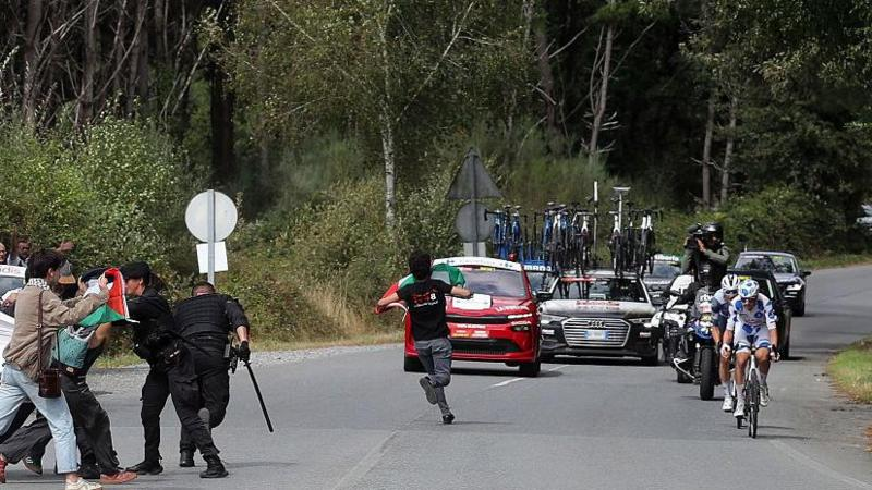 Vuelta a España stage 15 disrupted by protester as Mads Pedersen wins; Vingegaard maintains lead