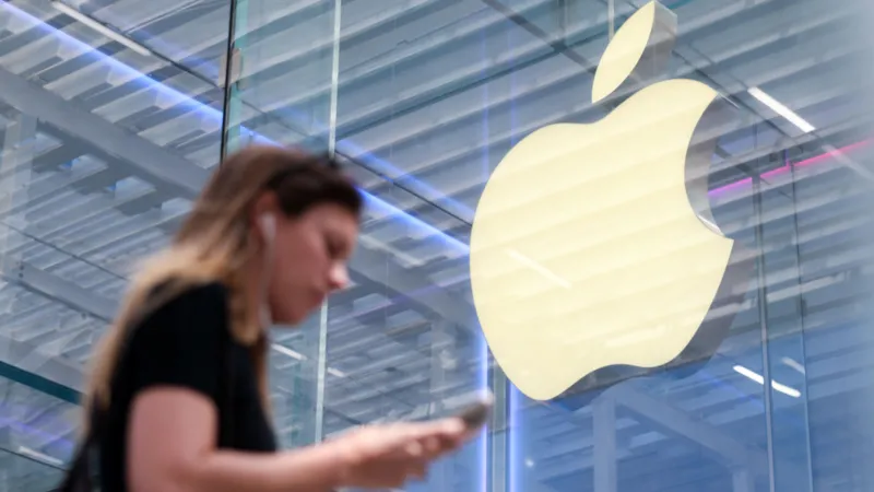Apple removes ICE tracking apps after law enforcement concerns