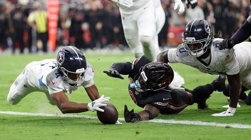Tyler Lockett dives on the ball to score a touchdown for the Tennessee Titans