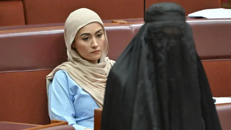 Avstraliyada senator burka kiyingani uchun parlamentda bahslar boshlandi