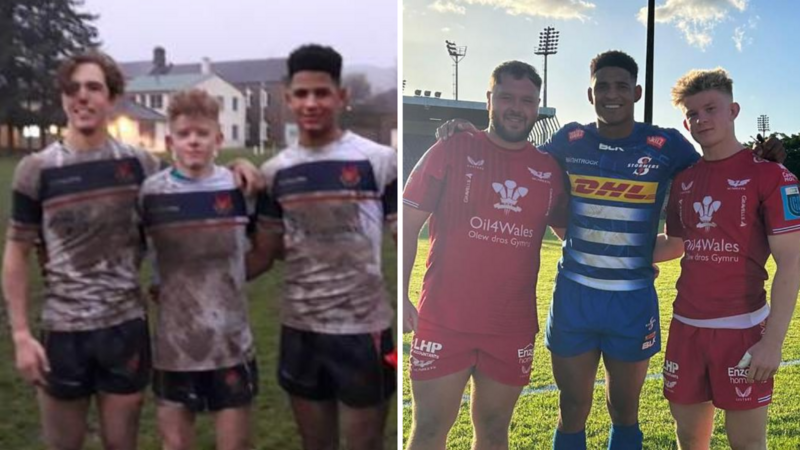 На снимке три парня в белых регбийных майках и темных шортах. Слева — молодые, справа — старшие в синей и красной форме