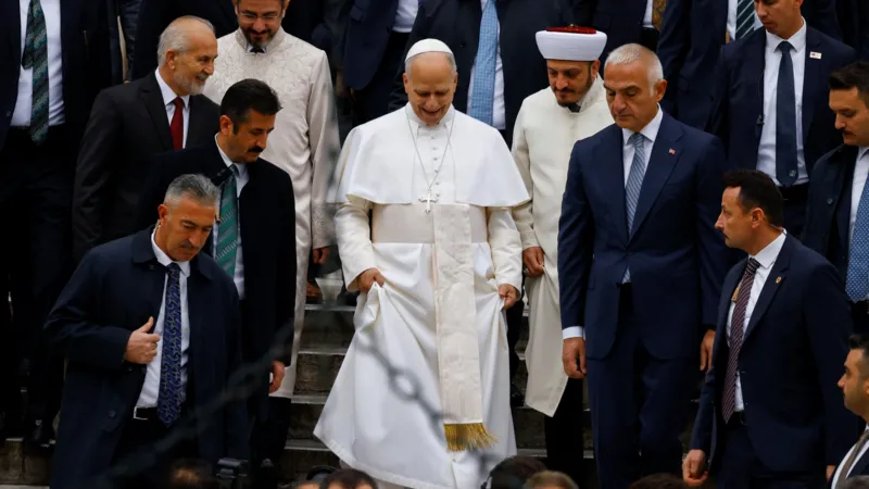 Pope Leo XIV Visits Istanbul's Blue Mosque in Historic Outreach