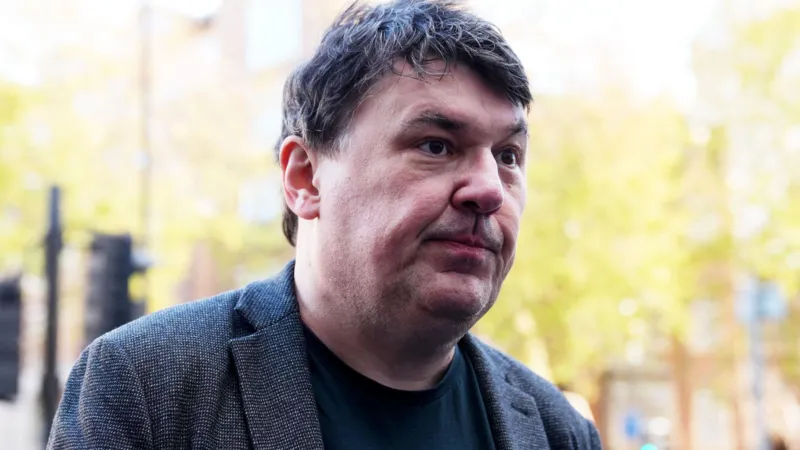 Graham Linehan trans faollariga bosim ko‘rsatishda ayblovlardan ozod etildi, ammo telefon zarariga sabab bo‘lgan jazo qo‘llandi