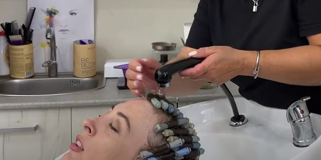 Rinsing with neutralizer Rinsing and neutralizing