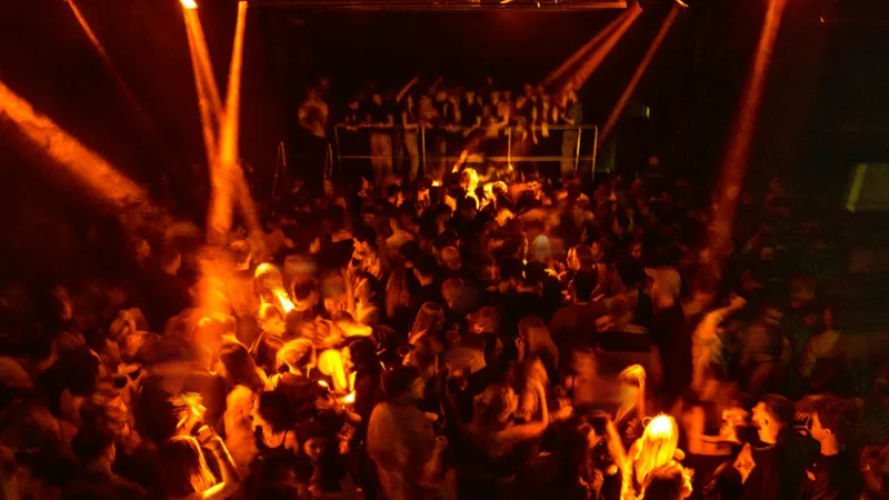 Manchester Amber’s klubida telefonlardan foydalanish taqiqligi: vibe va musiqa uchun jon saqlash