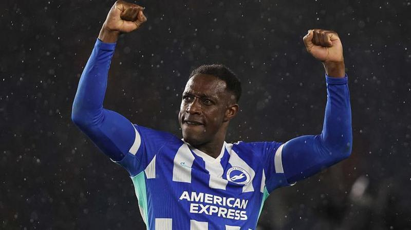 Дэнни Уэлбек из Брайтона и Хоув Альбион празднует гол