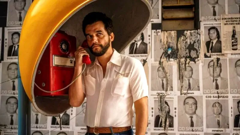 Victor Juca Wagner Moura. ina phone booth, in The Secret Agent
