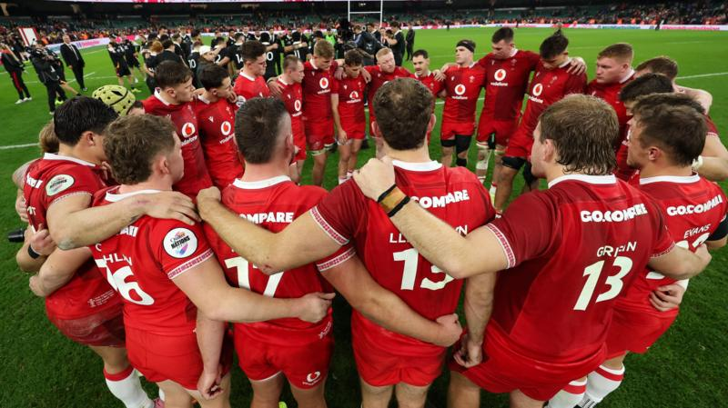 Wales players in a huddle after defeat to New Zealand