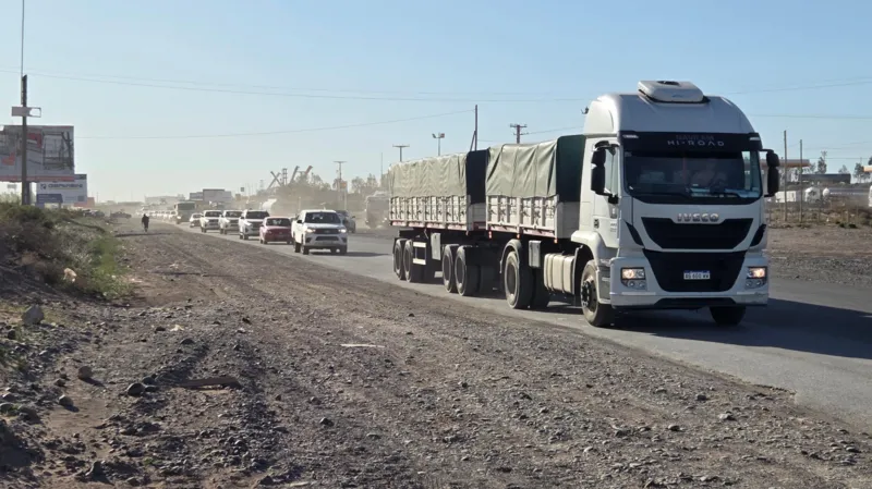 A busy road in Añelo