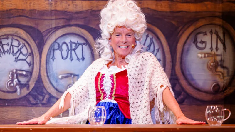 Terry Gleed oq soch, oq kiyimli va mikrofonli dam