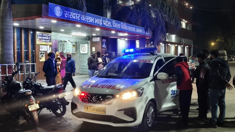 Пgroup мужчин у скорой помощи у районной больницы в Сатне, Мадхья-Прадеш