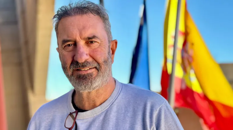 Мэр Фигеруэльеса Луис Бертоль Мороно перед флагом Испании