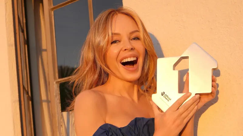 Kylie Minogue UK Rojdestvo reytrini zabt etdi: XMAS singli rekordlarni yangiladi