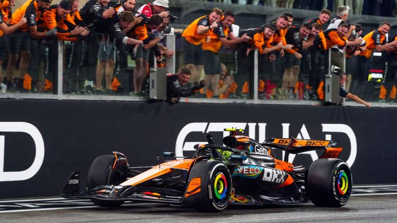 Lando Norris g'alabani nishonlayotgan holda McLaren jamoasi a'zolari uni tabriklayapti