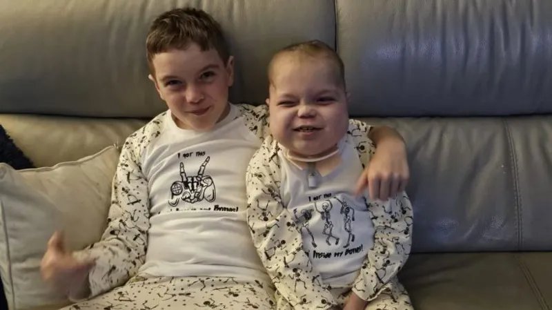 Oila fotosurati: ikkita bola pijamada xursand bo‘lib o‘tirgan