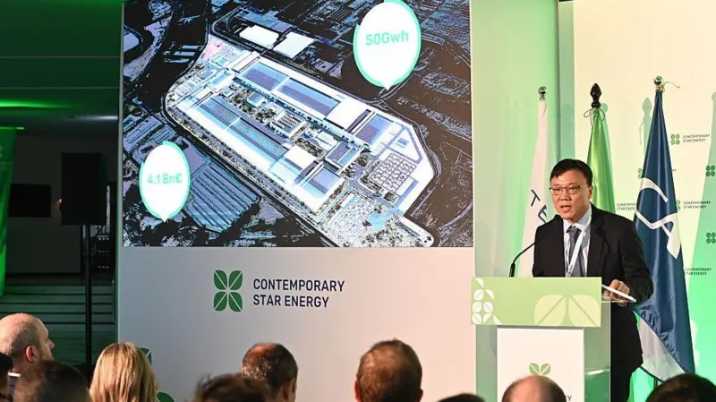 Исполнительный директор совместного холдинга выступает на пресс-конференции в Фигеруэльесе