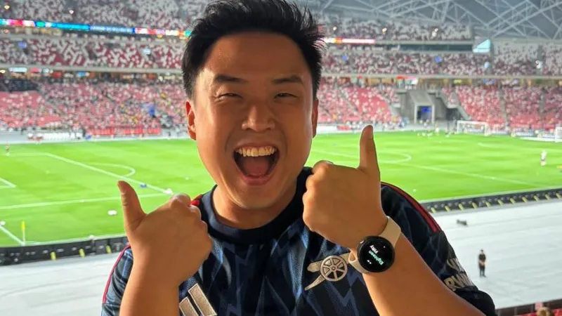 Sean Chan waving at the draw