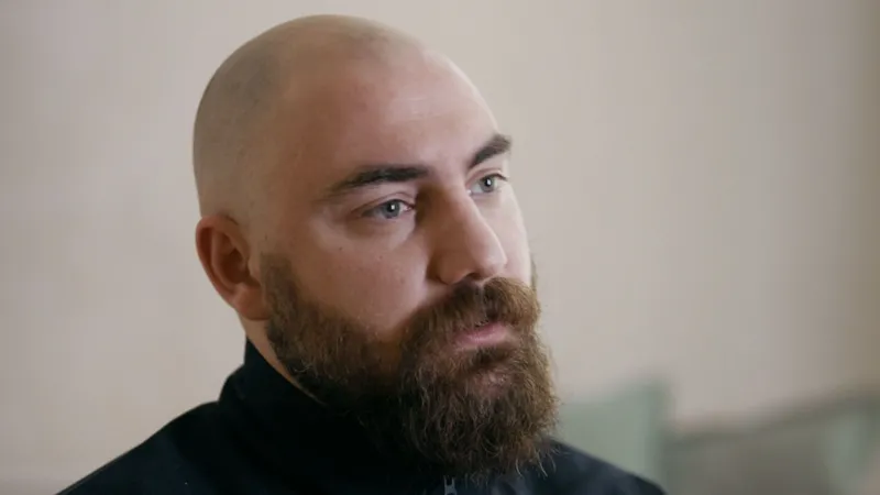 Константин Хашауашвили, молодой мужчина в синей кофте на митинге