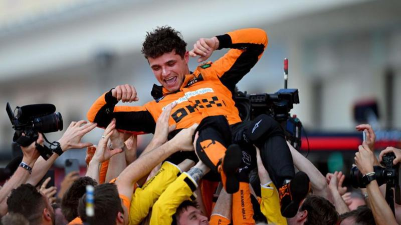 Lando Norris perayaan kemenangan di Miami Grand Prix dengan para mekanik McLaren