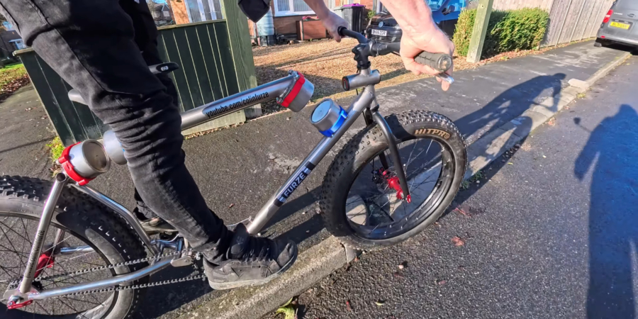 Gambar insinyur Inggris membuat sepeda magnet