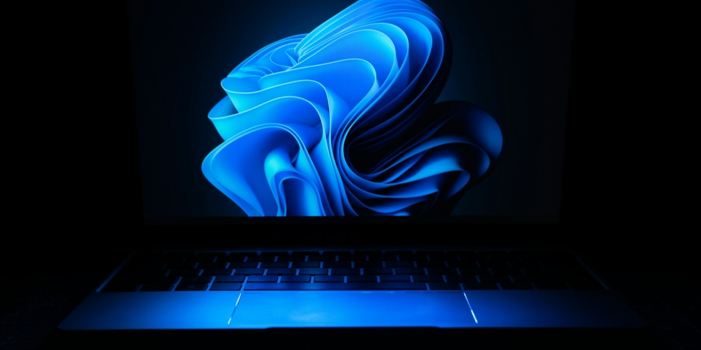 Windows 11 dark mode update causes bright white flash