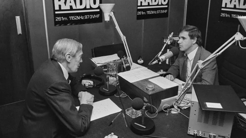 На фото Брайан Хейз за интервью в студии LBC в Лондоне, 1981 год