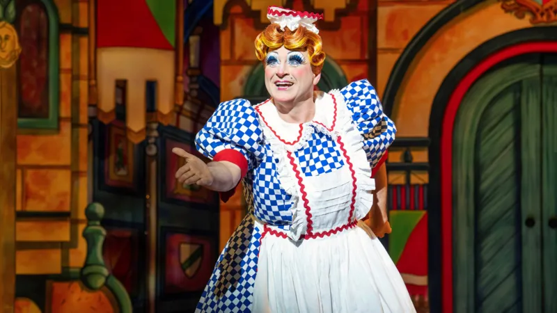 Richard Hubert Smith — Dame obrazidagi ayol chiroyli kiyimda