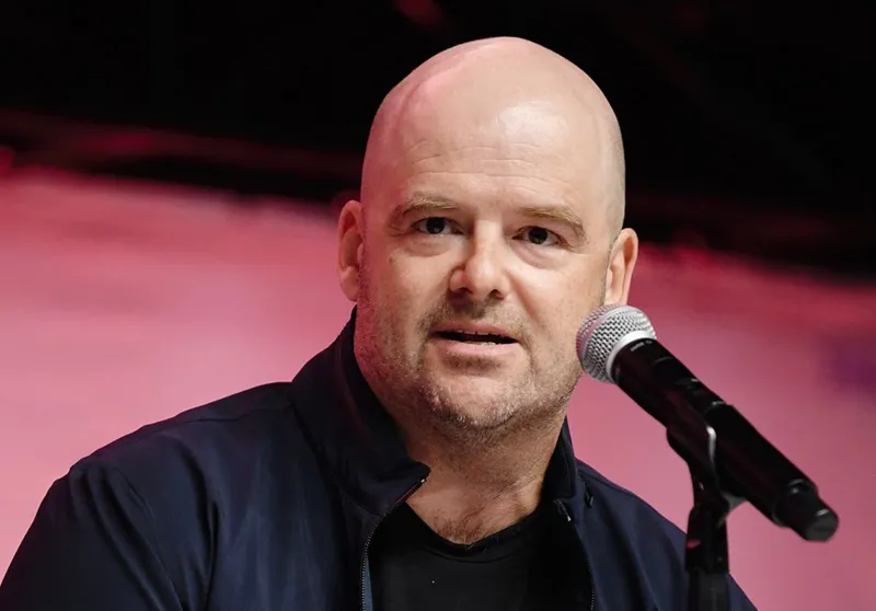 Getty Images Dan Houser rasmiy suhbatda qatnashmoqda