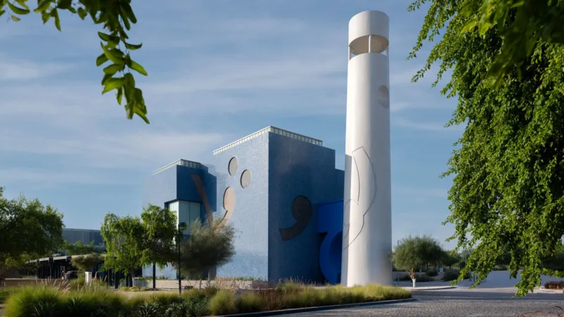 Вид на белую цилиндрическую башню и голубые плитки Lawh Wa Qalam с дальнего расстояния