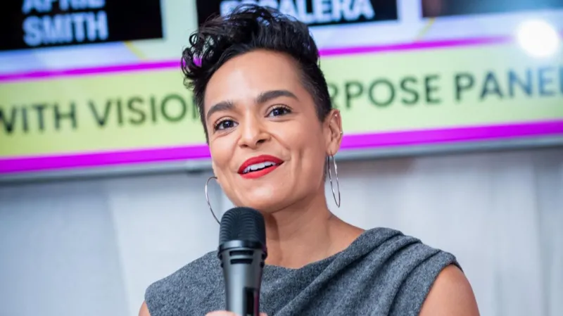 Jasmine Escalera tinglab turadi