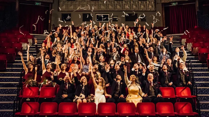 Penonton merayakan momen di panto