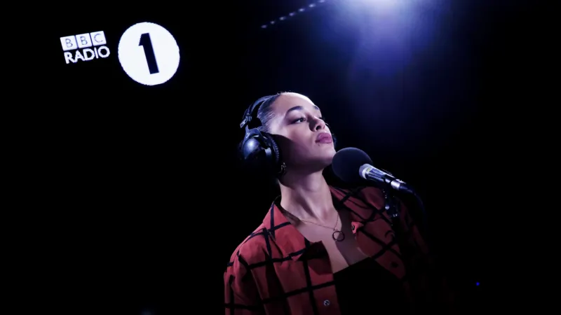 Джорджия Смит выступает на Live Lounge Радио 1