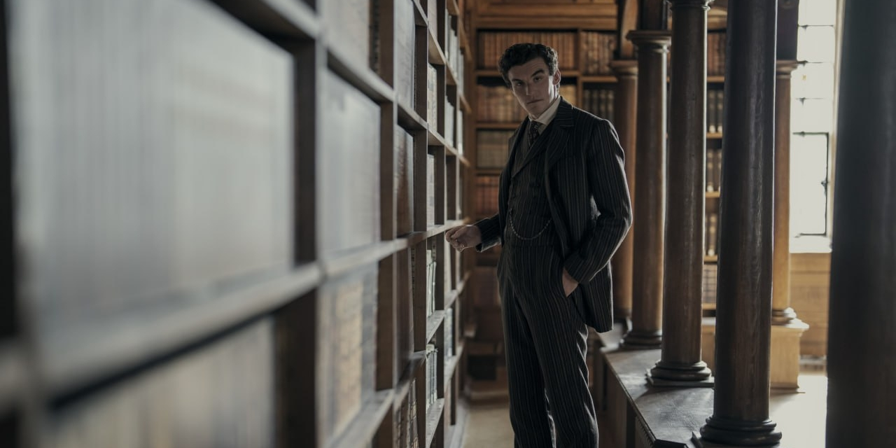 On set with the cast